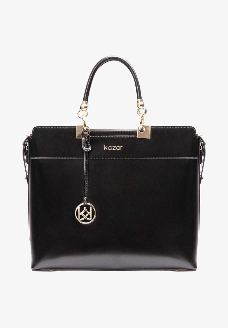 Czarna skórzana torebka o strukturalnym wzornictwie, z górnymi uchwytami, złotymi detalami i zawieszką z logo. Zamek błyskawiczny i akcentowe szwy.