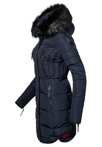 Marinblå vadderad jacka med huva med konstpäls, dragkedjor på bröst- och sidofickor samt en strömlinjeformad design. Har hög krage och dragsnören.