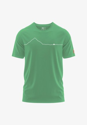 Groene T-shirt met korte mouwen, gemaakt van zachte stof, met een witte bergomtrek graphic over de borst en een logopatch op de mouw.