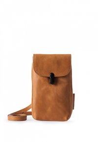 Borsa a tracolla in pelle marrone con chiusura a pattina, angoli arrotondati e una tracolla sottile. Caratterizzata da hardware nero e dettagli di cucitura a vista.