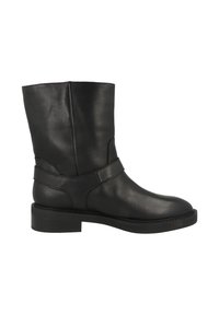 Černá kožená bota do poloviny lýtka s kulatou špičkou, nízkým hromaděným podpatkem a popruhem kolem kotníku.