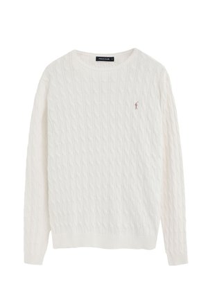 Suéter blanco de punto con cable, mangas largas, cuello redondo, puños acanalados y pequeño logo de jugador de polo en el pecho izquierdo.
