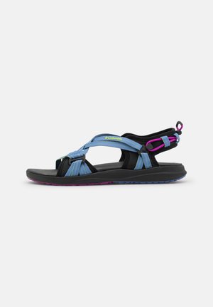 Sandalias deportivas con correas azules y negras, suela de goma duradera con acentos en rosa, hebilla ajustable y diseño de punta abierta para ventilación.