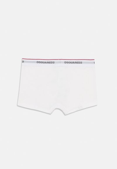 Boxers en coton blanc à coupe courte, avec une taille grise portant le logo "DSQUARED2" et des accents rouges. Texture lisse.