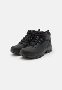 Schwarze Wanderschuhe aus synthetischem Material, mit einem hohen Knöcheldesign, strukturierten Oberflächen und robusten Sohlen mit Traktionsmustern.