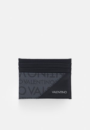 Schwarzer Lederkartenhalter mit einer strukturierten, gemusterten Oberfläche. Verfügt über vier Kartenfächer und ein diagonales Designelement. Valentino-Branding enthalten.