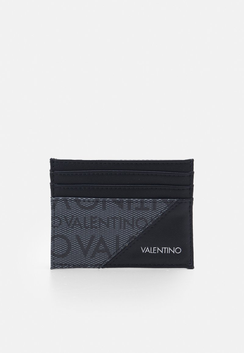 Čierny kožený držiak na karty s textúrovaným, vzorovaným povrchom. Má štyri sloty na karty a diagonálny dizajnový prvok. Obsahuje branding Valentino.