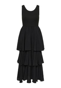 Robe noire sans manches avec un corsage côtelé ajusté et une jupe fluide à trois couches s'étendant jusqu'aux chevilles.