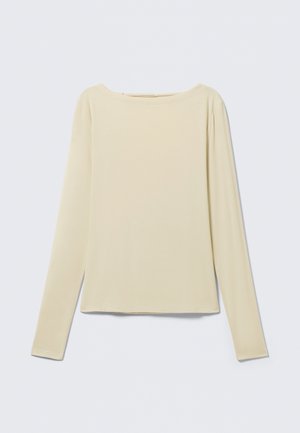 Beige langermet, tettsittende topp med båthals, vist flatt på en lys bakgrunn.