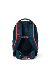 Zaino blu scuro con accenti rosa brillante, spallacci imbottiti e pannello posteriore in rete. Caratteristiche includono spallacci regolabili e clip in metallo.