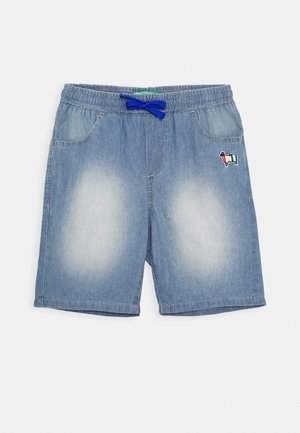 Lyseblå denimshorts med elastisk pas, blå snor, sidelommer og et lille multifarvet dyrepatch på højre ben.
