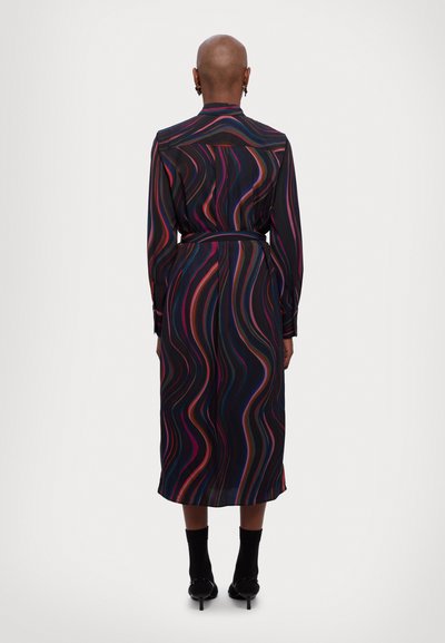 Pikkade varrukatega kleit läbipaistvast kangast, millel on erksad lainelised triibud roosa, sinise ja oranži värviga tumedal taustal; vöödiga talje ja kesk-koopa pikkus.