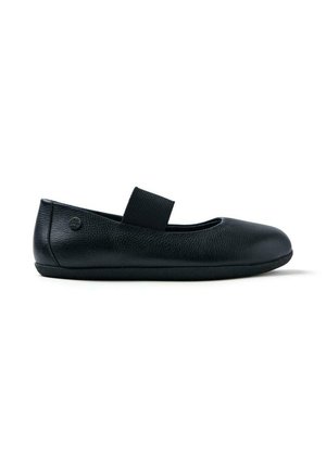 Bailarinas negras con puntera redonda, parte superior de cuero y tira elástica en el empaque. Suela de goma plana, diseño minimalista.