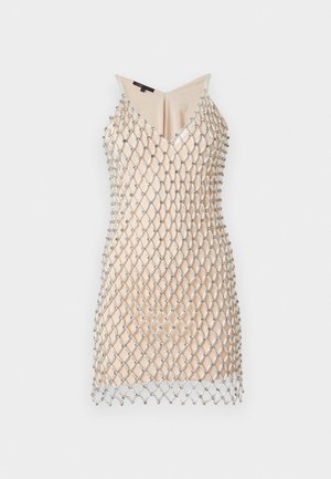 Robe nuisette en satin beige avec une superposition de filet perlé argenté et de fines bretelles décorées.