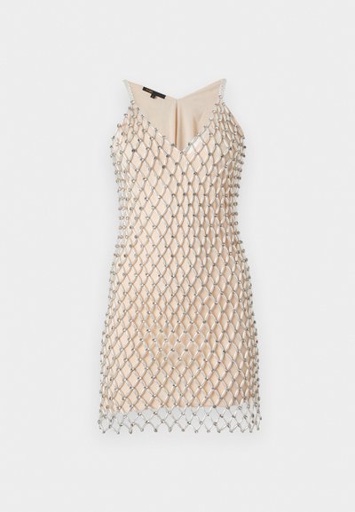 Μπεζ σατέν φόρεμα με διακοσμητικό ασημένιο δίχτυ με χάντρες και λεπτές διακοσμημένες τιράντες στους ώμους.