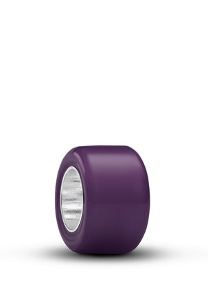 Ruota da skateboard liscia e ampia di colore viola con un anello interno argentato, mostrata su sfondo bianco.