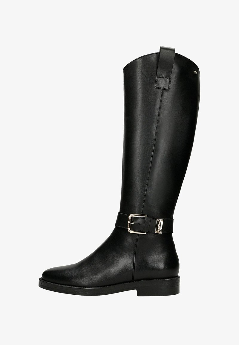 Černá kožená kozačka ke kolenům s kulatou špičkou, lesklým povrchem, boční sponou jako akcentem a plochou podrážkou. Má zadní poutko pro snadné nazouvání.