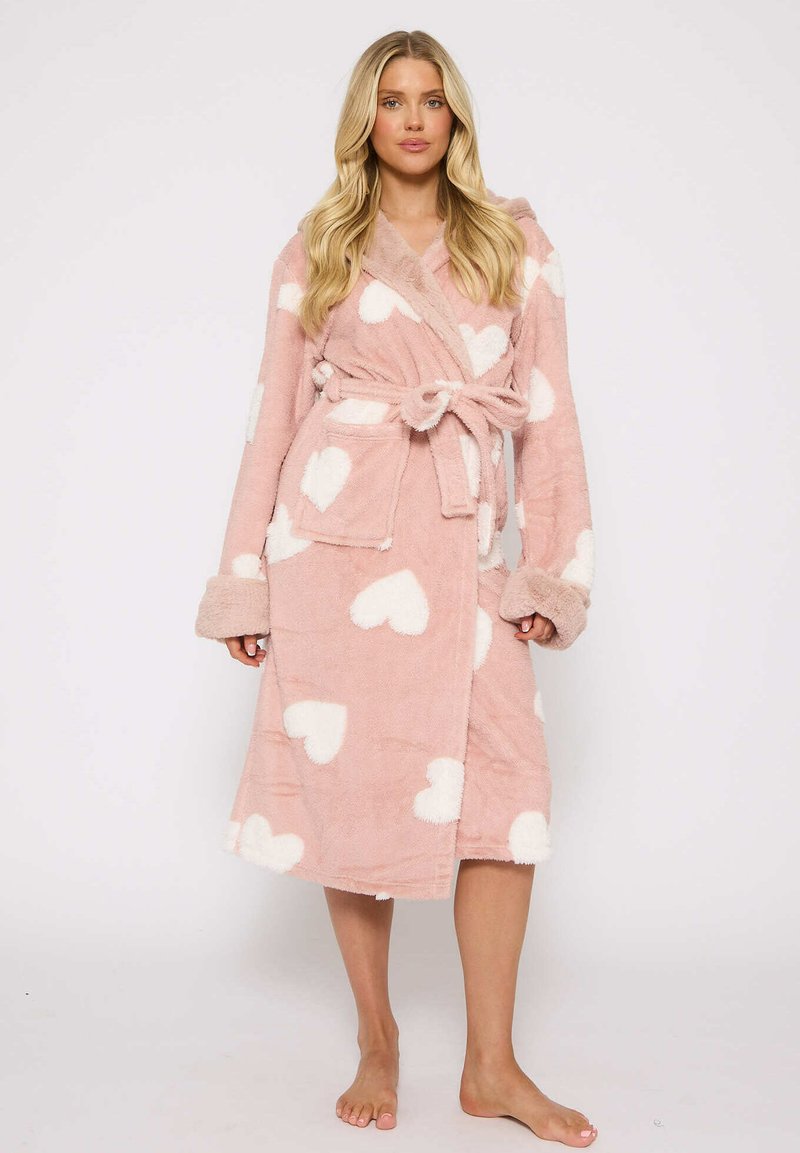 Rosa Fleece-Bademantel mit weißen Herzmustern, Taillengürtel, langen Ärmeln mit plüschigen Bündchen und Seitentaschen für einen gemütlichen Look.