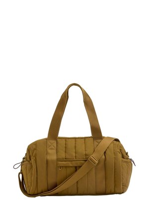 Hnedá prešívaná športová taška s dvoma rukoväťami, nastaviteľným ramenným popruhom a viacerými vreckami so zipsom na bokoch a vpredu.