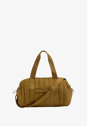 Hnedá prešívaná športová taška s dvoma rukoväťami, nastaviteľným ramenným popruhom a viacerými vreckami so zipsom na bokoch a vpredu.