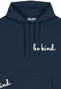 Tamsiai mėlyna hoodie su kengūros kišene, su raišteliu reguliuojama kapuce ir balta siuvinėta užrašu "būk malonus" priekyje.