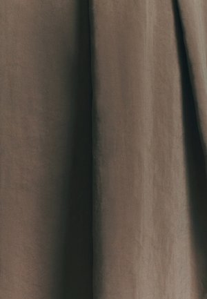 Tissu marron, texture douce et lisse, semi-opaque, avec des variations subtiles de nuance et un léger éclat, tombant élégamment.