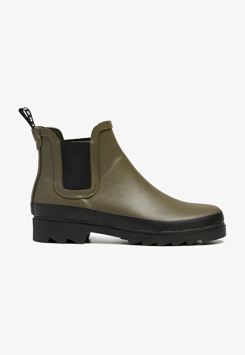 Botte de cheville en caoutchouc vert avec semelle noire, panneaux latéraux élastiques et adhérence texturée. Dotée d'une languette pour un enfilage facile.
