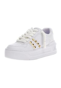 Baskets blanches avec une tige en cuir texturé, semelle épaisse, accents en clous dorés sur le côté et lacets épais et texturés.