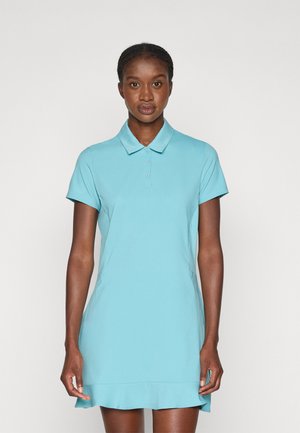Abito polo in azzurro chiaro, realizzato in tessuto liscio e elasticizzato. Presenta un colletto, maniche corte e un orlo svasato con tasche laterali.