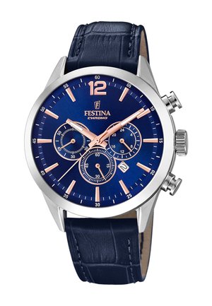 Montre chronographe avec un cadran bleu, un boîtier en argent et un bracelet en cuir bleu marine. Comprend trois sous-cadrans et des accents en or rose.