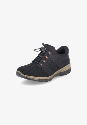 Chaussures de sport noires en mesh respirant avec semelle en caoutchouc. Elles présentent des lacets élastiques et des accents décoratifs orange. Détails texturés sur les côtés.
