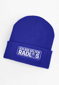 Knit beanie in vibrant blue featuring a white label with the text "ICH BIN SELTEN RADL0S" and a bicycle graphic. Smooth texture.