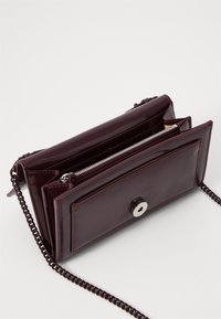 Pinko LOVE ONE VERNICE PIPING - Torba čez telo - brown