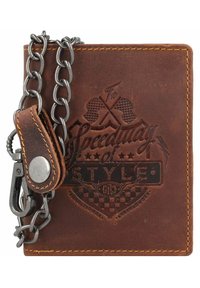 Bruine leren portemonnee met een reliëfdesign, gele stiksels en een zilveren ketting met een sluiting voor een veilige draagwijze.