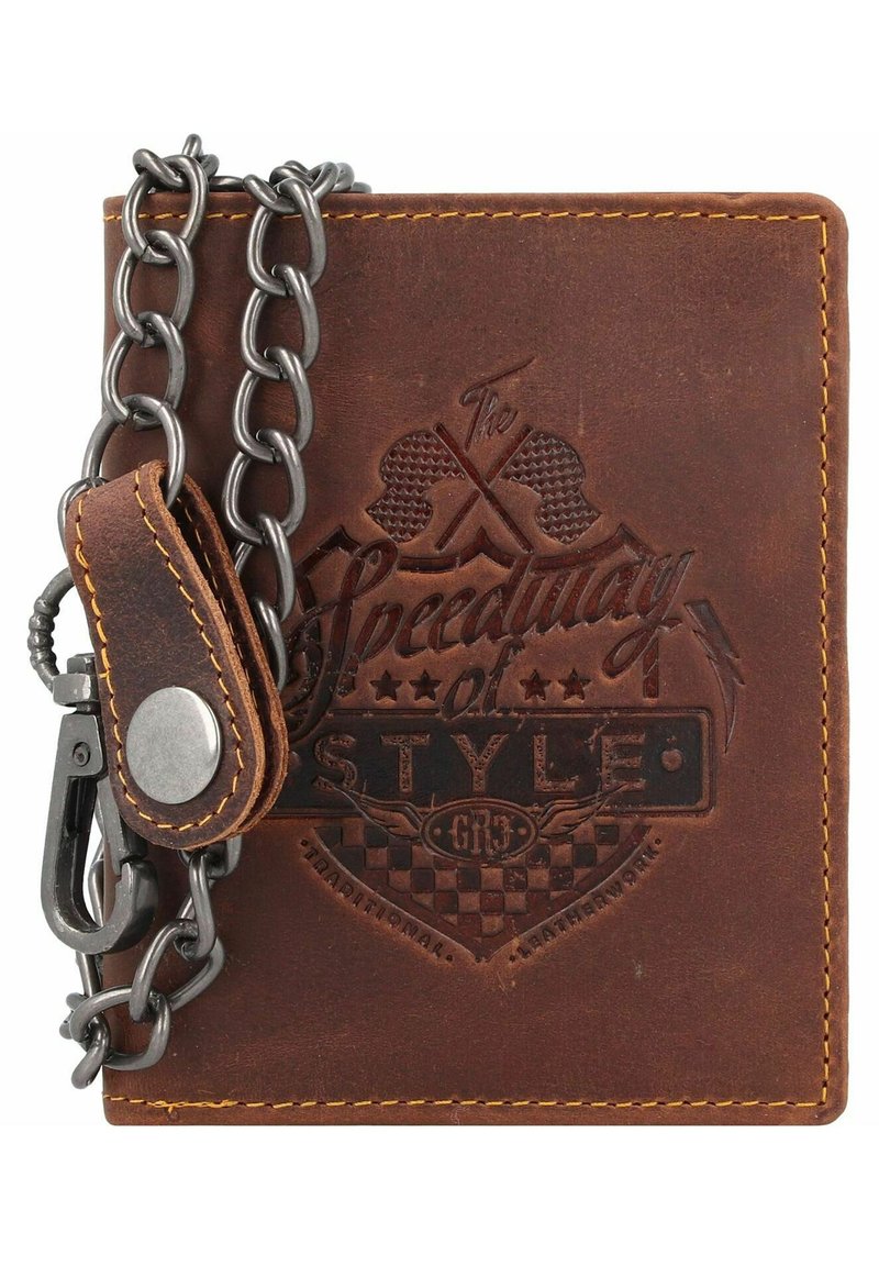 Bruine leren portemonnee met een reliëfdesign, gele stiksels en een zilveren ketting met een sluiting voor een veilige draagwijze.