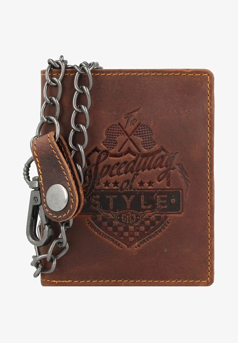 Bruine leren portemonnee met een reliëfdesign, gele stiksels en een zilveren ketting met een sluiting voor een veilige draagwijze.