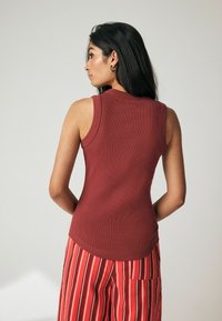 Next RACER STANDARD - Top - mottled red