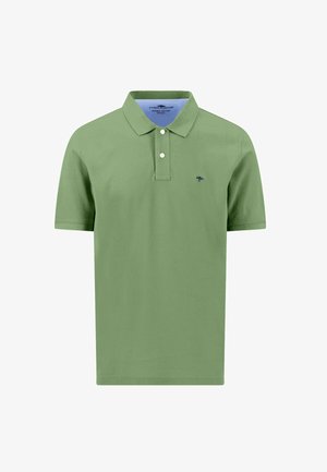 Grünes Poloshirt mit kurzen Ärmeln, zwei weißen Knöpfen und kleinem dunkelblauen, gestickten Logo auf der linken Brust.