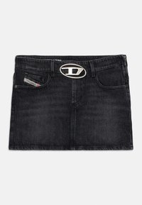 Jupe en denim mini de couleur gris foncé, dotée d'une boucle ovale en métal argenté à la taille et d'une poche avant avec un détail d'étiquette de marque.