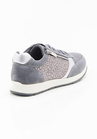 Baskets grises en suède et tissu à motifs ; dotées d'une fermeture éclair métallique, d'accents blancs et d'une semelle légère. Forme arrondie avec un talon rembourré.