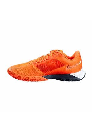Scarpa da ginnastica arancione con tomaia in mesh, lacci piatti, suola nera e bianca con motivo zigrinato e logo "JET PREMURA".