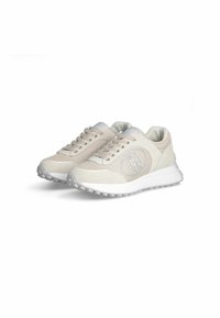 Sneaker beige con materiali in rete e suede, punta arrotondata, suola testurizzata e dettaglio del logo ricamato sul lato.