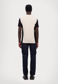 EA7 Emporio Armani Triko s potiskem - whitecap gray