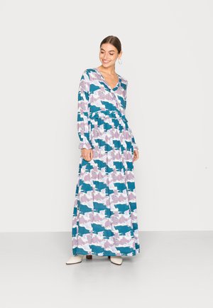 Vestuário maxi longo e fluido com um padrão de nuvens multicoloridas em tons de teal, roxo e branco. Apresenta um decote em V e mangas longas.
