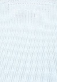 Jasnoniebieska dzianina o ciasnym, jednorodnym wzorze ściegów i subtelnych poziomych liniach w górnej części.