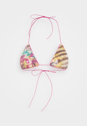 Top bikini triangolare con paillettes multicolori, rifiniture rosa e lacci. Presenta elementi di design floreali e a righe su un tessuto testurizzato.