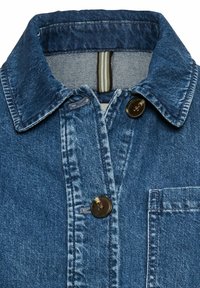 Kurtka dżinsowa w odcieniu niebieskim, z klasycznym kołnierzykiem, dwoma przednimi guzikami oraz kieszenią na piersi z detalami haftu.