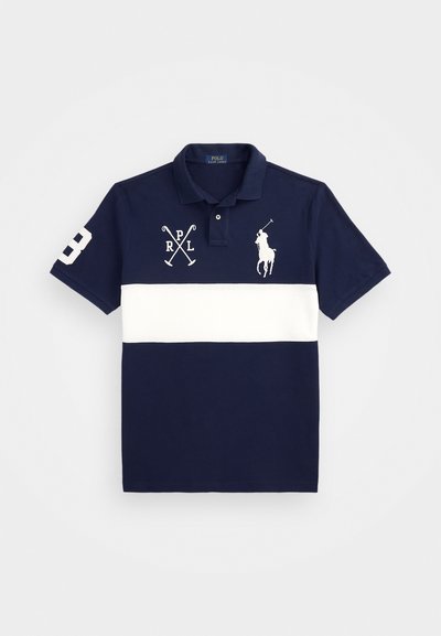 Bordo modra polo majica z belimi vodoravnimi črtami. Ima vezeno logo, številko 8 in križane polo malete. Narejena je iz bombaža.