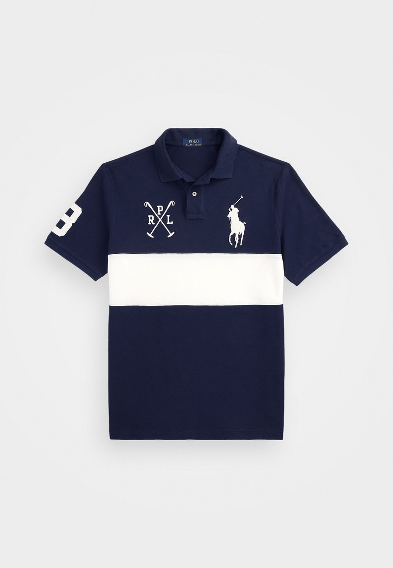 Polo bleu marine avec rayure horizontale blanche. Présente un logo brodé, le numéro 8, et des maillets de polo croisés. Fabriqué en coton.