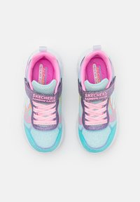 Zapatillas Skechers Rainbow Racer con un diseño en azul claro y rosa, acentos brillantes y parte superior de malla transpirable. Cuenta con una correa elástica y cordones.